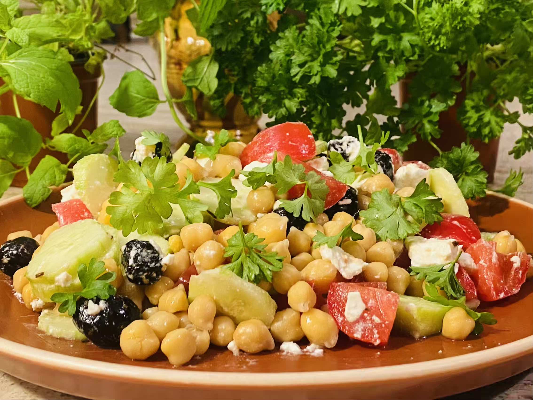 Salade pois chiches, tomates, olives, feta
